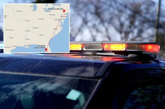 Barra de luz de emergência de um carro de polícia com luzes vermelhas e azuis piscando.