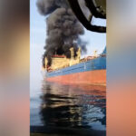 Fumaça negra sai de petroleiro perto do Estreito de Ormuz