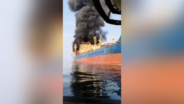 Fumaça negra sai de petroleiro perto do Estreito de Ormuz

