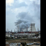Fumaça sobe após ataque com mísseis iranianos à refinaria de petróleo de Israel em Haifa