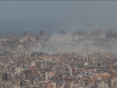 Fumaça sobe nos subúrbios ao sul de Beirute Fumaça sobe nos subúrbios ao sul de Beirute