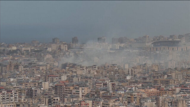 Fumaça sobe nos subúrbios ao sul de Beirute
