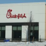 Um restaurante Chick-fil-A em Mississauga, Ontário, durante o inverno frio.