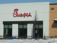 Funcionário da NJ Chick-fil-A surpreendido pelo CEO com cheque de bolsa de estudos de US$ 25 mil Um restaurante Chick-fil-A em Mississauga, Ontário, durante o inverno frio.