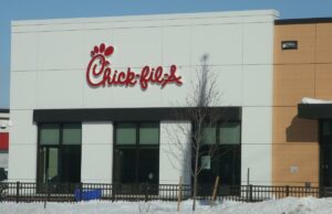 Funcionário da NJ Chick-fil-A surpreendido pelo CEO com cheque de bolsa de estudos de US$ 25 mil Um restaurante Chick-fil-A em Mississauga, Ontário, durante o inverno frio.