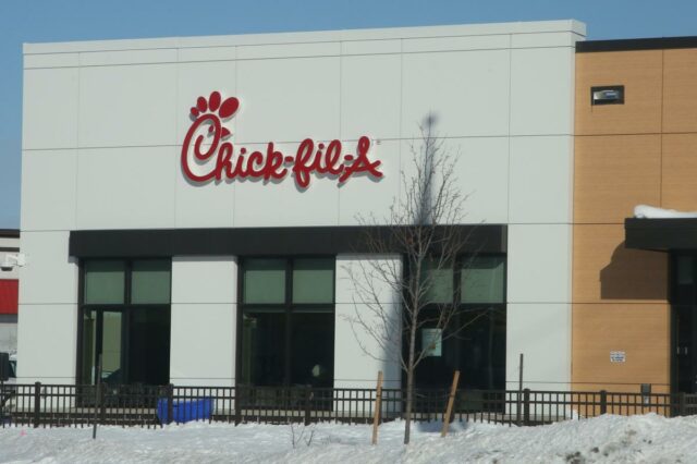 Um restaurante Chick-fil-A em Mississauga, Ontário, durante o inverno frio.
