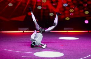 Funcionários tiveram que conter um robô humanóide dançante depois que ele enlouqueceu em um restaurante na Califórnia dancing robot