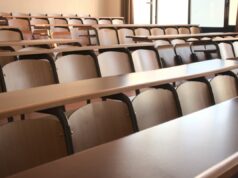 Fúria com o que o instrutor universitário faz com o aluno: ‘Hora de escalar’ Sala de aula da faculdade