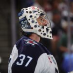 O atacante do Los Angeles Kings, Artemi Panarin (10), patina contra o Vancouver Canucks.