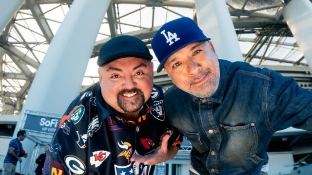Gabriel Iglesias e Jo Koy explicam por que se uniram para um mega show stand-up no SoFi Stadium
