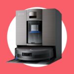 Um robô aspirador Ecovacs acoplado à sua estação de carregamento.