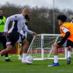 Garoto prodígio do Man Utd fotografado treinando no time principal antes do confronto com o Aston Villa