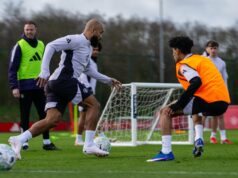 Garoto prodígio do Man Utd fotografado treinando no time principal antes do confronto com o Aston Villa Garoto prodígio do Man Utd fotografado treinando no time principal antes do confronto com o Aston Villa
