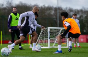 Garoto prodígio do Man Utd fotografado treinando no time principal antes do confronto com o Aston Villa Garoto prodígio do Man Utd fotografado treinando no time principal antes do confronto com o Aston Villa