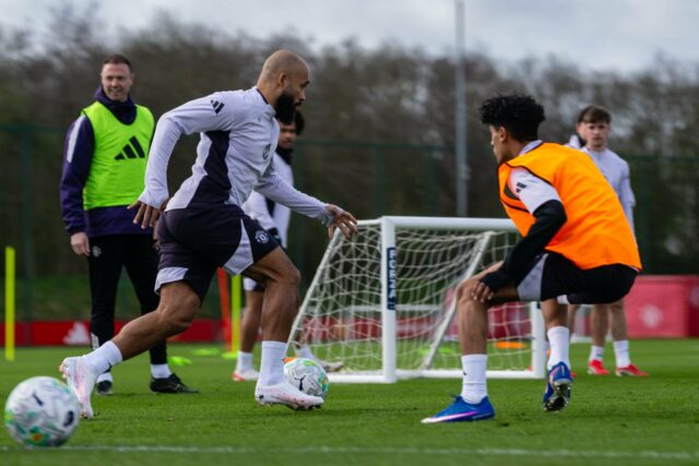 Garoto prodígio do Man Utd fotografado treinando no time principal antes do confronto com o Aston Villa
