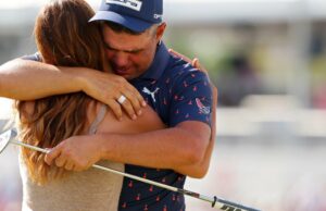 Gary Woodland dá crédito à esposa após vitória emocional no PGA Tour GettyImages-2268976544 Gary e Gabby Woodland Houston Open