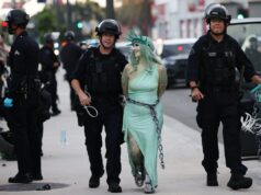 Gás lacrimogêneo e prisões em protesto ‘No Kings’ em Los Angeles, perto da prisão federal Gás lacrimogêneo e prisões em protesto 'No Kings' em Los Angeles, perto da prisão federal