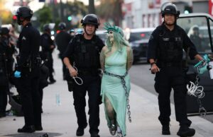 Gás lacrimogêneo e prisões em protesto ‘No Kings’ em Los Angeles, perto da prisão federal Gás lacrimogêneo e prisões em protesto 'No Kings' em Los Angeles, perto da prisão federal