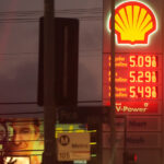 O presidente Donald Trump fala com repórteres antes de partir no Marine One do gramado sul da Casa Branca, quarta-feira, 11 de março de 2026, em Washington. (Foto AP/Alex Brandon)
