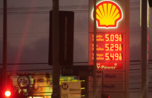 Gashole: Trump diz que altos custos de combustível são bons, na verdade O presidente Donald Trump fala com repórteres antes de partir no Marine One do gramado sul da Casa Branca, quarta-feira, 11 de março de 2026, em Washington. (Foto AP/Alex Brandon)