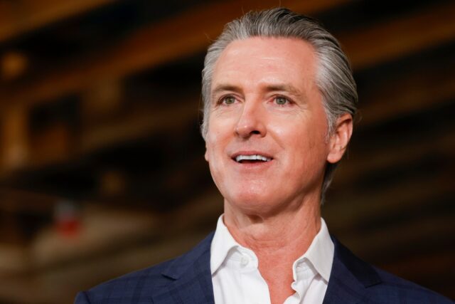 Gavin Newsom reage ao alerta do FBI sobre ataques iranianos na Califórnia
