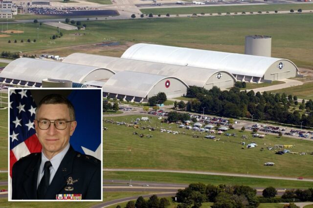 Retrato do major-general aposentado da Força Aérea dos EUA, William Neil McCasland, de uniforme.