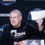 Geno Auriemma da UConn explode 'aquele bulls-t' em discursos inflamados do March Madness