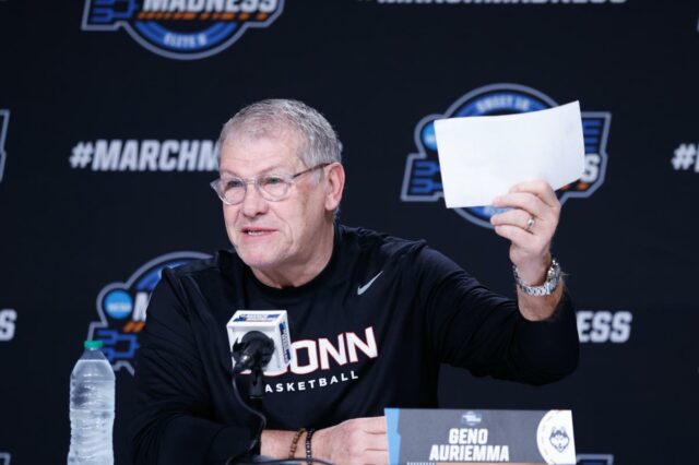 Geno Auriemma da UConn explode 'aquele bulls-t' em discursos inflamados Geno Auriemma da UConn explode 'aquele bulls-t' em discursos inflamados do March Madness