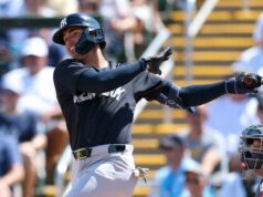 George Lombard continua impressionando com o desenvolvimento da primavera – e está impressionando os Yankees com sua luva Um rebatedor do New York Yankees com uma camisa azul marinho e um capacete preto, no meio do golpe durante o treinamento de primavera contra o Minnesota Twins.