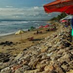 A famosa Praia de Kuta foi escavada pela erosão. Uma pista de corrida que costumava subir essas rochas foi destruída.
