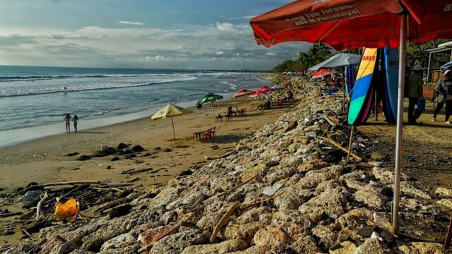 A famosa Praia de Kuta foi escavada pela erosão. Uma pista de corrida que costumava subir essas rochas foi destruída. 