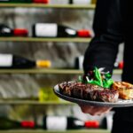 Gerente leva assistente para almoço de cliente – choque com o que ela pede