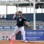 O arremessador do New York Yankees, Gerrit Cole # 45, praticando rebatidas ao vivo durante um treino no Steinbrenner Field em Tampa, Flórida.