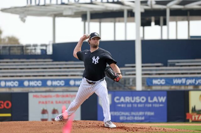 O arremessador do New York Yankees, Gerrit Cole # 45, praticando rebatidas ao vivo durante um treino no Steinbrenner Field em Tampa, Flórida.