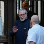 Gerry Adams hoje fora do Supremo Tribunal de Londres, onde prestou depoimento no sétimo dia de seu julgamento civil, examinando que ele estava envolvido em três atentados do IRA