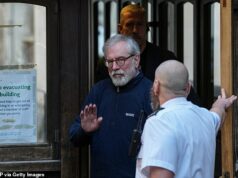 Gerry Adams sempre ‘cercou-se de prisioneiros do IRA’, incluindo o guarda-costas de longa data que esteve envolvido no notório ataque fúnebre de 1988 contra dois soldados do exército britânico, ouve o Supremo Tribunal Gerry Adams hoje fora do Supremo Tribunal de Londres, onde prestou depoimento no sétimo dia de seu julgamento civil, examinando que ele estava envolvido em três atentados do IRA