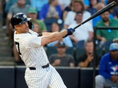 Giancarlo Stanton dá show de poder dos Yankees com dois home runs gigantescos Giancarlo Stanton acertou um home run de duas corridas contra Eric Lauer no terceiro turno da vitória de exibição dos Yankees por 8-1 sobre os Blue Jays. Foi o primeiro de dois homers no jogo para o rebatedor veterano.