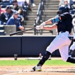 O rebatedor designado do New York Yankees, Giancarlo Stanton, corre com uma bola voadora de sacrifício contra o Baltimore Orioles.