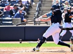 Giancarlo Stanton joga fora de campo pela primeira vez nesta primavera em uma promissora contratação dos Yankees O rebatedor designado do New York Yankees, Giancarlo Stanton, corre com uma bola voadora de sacrifício contra o Baltimore Orioles.