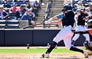 Giancarlo Stanton joga fora de campo pela primeira vez nesta primavera em uma promissora contratação dos Yankees O rebatedor designado do New York Yankees, Giancarlo Stanton, corre com uma bola voadora de sacrifício contra o Baltimore Orioles.