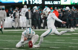 Giants contratam o ex-chutador All-Pro Jason Sanders enquanto a revisão das equipes especiais continua O chutador do Miami Dolphins, Jason Sanders #7, chuta um field goal durante o primeiro quarto contra o New York Jets.