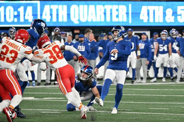 O chutador do New York Giants, Graham Gano # 9, chuta um field goal no quarto período.