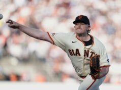 Giants vencem o primeiro desafio ABS na história da MLB O arremessador do San Francisco Giants, Logan Webb, lança um arremesso.