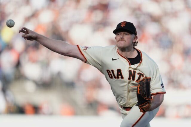 Giants vencem o primeiro desafio ABS na história da MLB O arremessador do San Francisco Giants, Logan Webb, lança um arremesso.