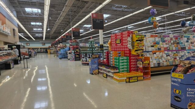 Gigante do varejo de alimentos de 87 anos dispensa centenas de pessoas no fechamento de lojas
