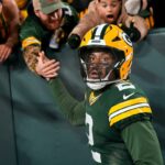 Malik Willis, do Green Bay Packers, se aquece antes de um jogo de futebol americano da NFL contra o Denver Broncos.