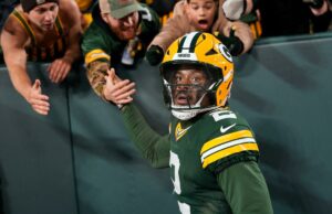Golfinhos contratam Malik Willis por US$ 67 milhões após libertação de Tua Tagovailoa Malik Willis, do Green Bay Packers, se aquece antes de um jogo de futebol americano da NFL contra o Denver Broncos.
