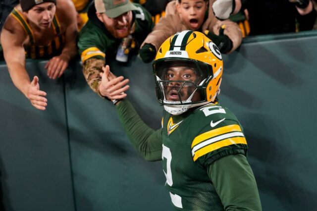 Malik Willis, do Green Bay Packers, se aquece antes de um jogo de futebol americano da NFL contra o Denver Broncos.