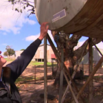 Dois tanques de combustível na propriedade Ruffy de Sarah Thomson foram desviados.
