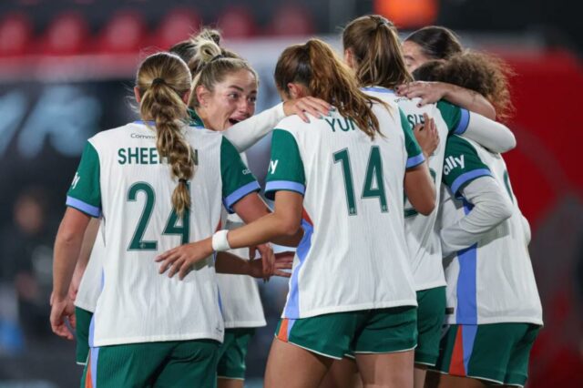 Melissa Kossler (25) comemora com seus companheiros de equipe depois de marcar um gol no segundo tempo da vitória do Denver Summit por 2 a 0 sobre o Gotham FC em 25 de março de 2026, no Sports Illustrated Stadium.